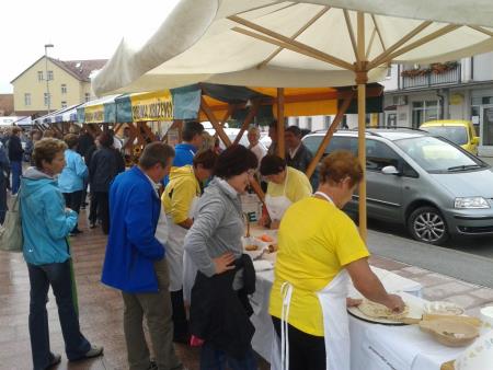 Predstavitev razkriških kulinaričnih posebnosti na prireditvi Prleška gibanica v okviru Prlekfesta